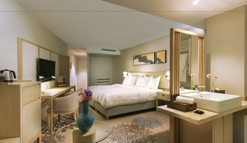 Deluxe Room, 1 King Bed, View