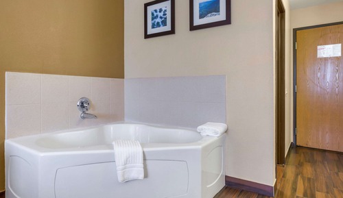 Deluxe Room, 1 King Bed, Non Smoking, Jetted Tub (Larger)