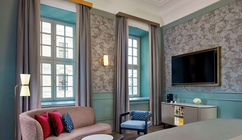 Room (Grand Palais View)