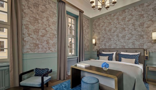 Room (Palais)