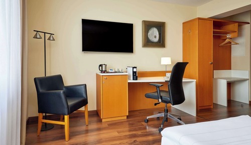 Business Room, 1 Queen Bed (Quiet Location)