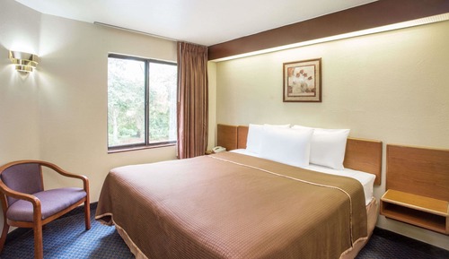 Standard Room, 1 Queen Bed