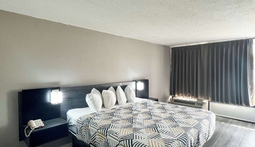 Deluxe Room, 1 King Bed, Smoking, Refrigerator & Microwave