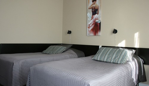 Family Room, 3 Twin Beds