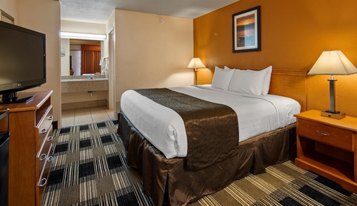 Standard Room, 1 Queen Bed, Smoking, Refrigerator & Microwave