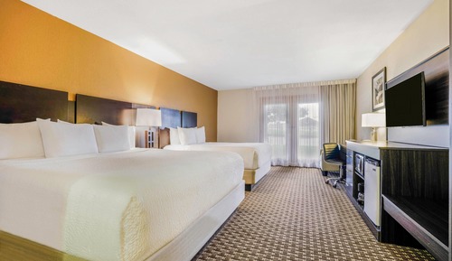 Standard Room (1 King and 1 Queen)