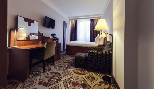 Comfy Room with canal view
