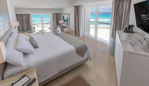 Royale Junior Suite Ocean View - King Size Bed