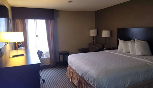 Standard Room, 1 Queen Bed, Non Smoking, Refrigerator & Microwave