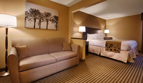 Deluxe Suite, 1 King Bed with Sofa bed, Non Smoking, Refrigerator & Microwave (with Sofabed)