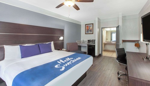 Room, 1 King Bed, Accessible, Smoking (Mobility/Hearing, Bathtub w/grab bars)