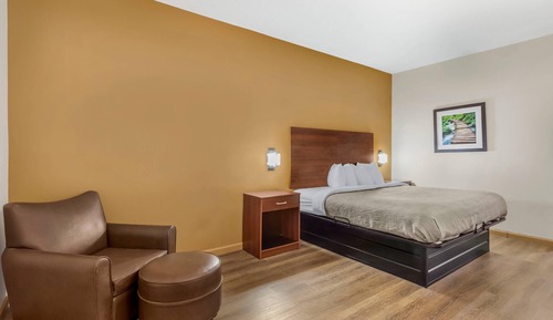 Standard Room, 1 King Bed, Non Smoking (Interior Corridor)