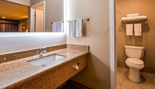 Standard Room, 1 Queen Bed, Non Smoking, Refrigerator & Microwave