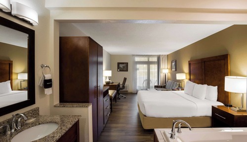 Suite, 1 King Bed, Accessible, Non Smoking