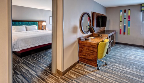 Studio, 1 King Bed, Refrigerator & Microwave (Wet bar)