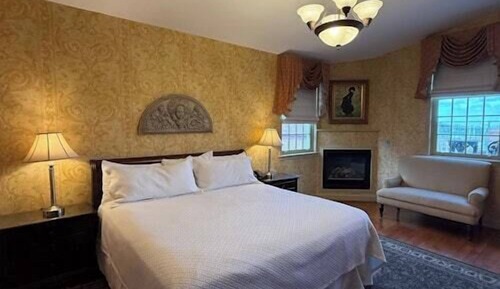 Premium Room ONE KING BED JACUZZI with MEDIUM SIZE Patio Riverview