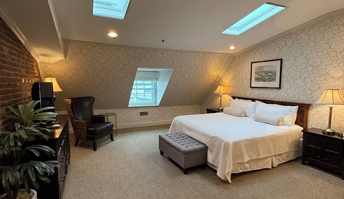 Deluxe Room, ONE KING BED JACUZZI LOFT