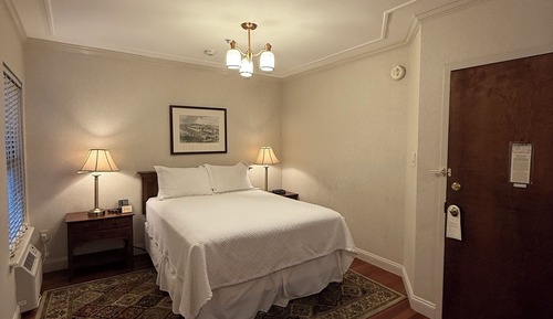Standard Room, 1 Queen Bed (Standard Queen)