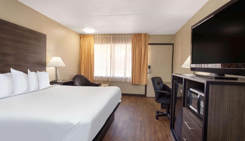 Room, 1 King Bed, Accessible, Non Smoking (Mobility/Hearing, Roll-in shower)
