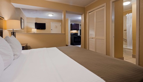 Standard Room, 1 Queen Bed, Non Smoking, Kitchenette (2nd Floor;Living Room)