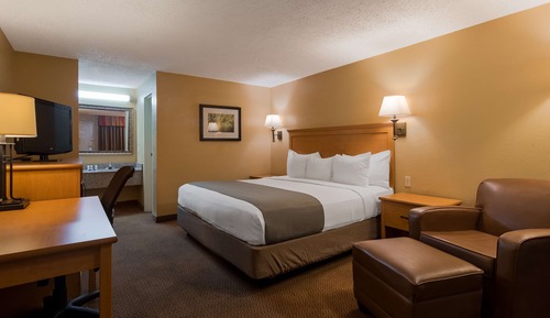 Standard Room, 1 King Bed, Non Smoking, Refrigerator & Microwave (1st Floor)