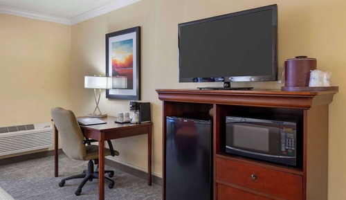 Standard Room, 1 King Bed, Pool View, Courtyard Area