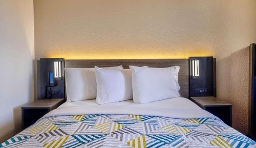 Standard Room, 1 King Bed, Accessible, Smoking