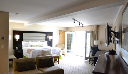 Standard Room, 1 King Bed, Balcony, Corner