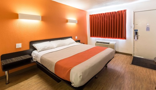 Standard Room, 1 King Bed, Accessible, Non Smoking