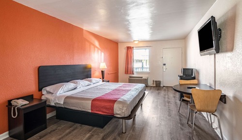 Deluxe Room, 1 King Bed, Smoking, Kitchenette