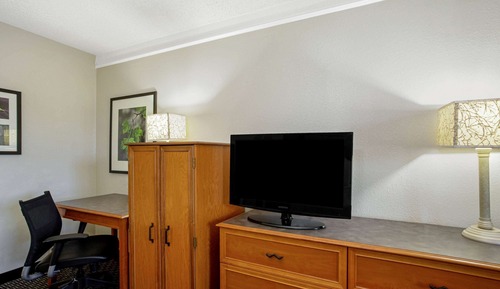 Room, 1 King Bed, Non Smoking, Poolside (Balcony)