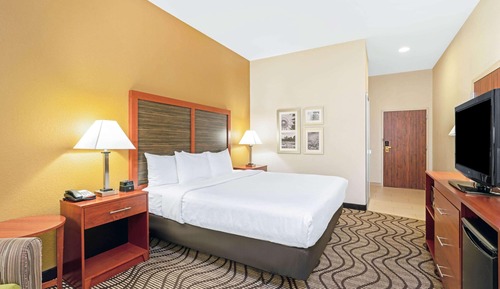 Deluxe Suite, 1 King Bed, Accessible (Mobility/Hearing Impaired Accessible)