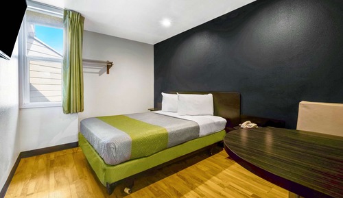 Deluxe Room, 1 Queen Bed, Non Smoking, Kitchenette