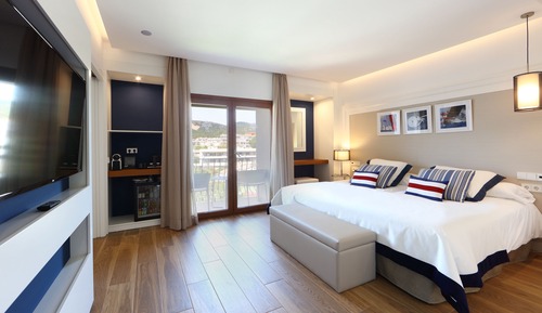 Junior Suite, Balcony (VIP Lounge Included)