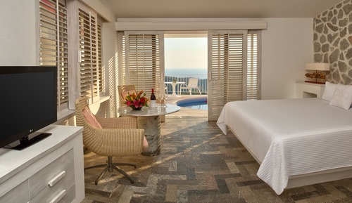 Casita with shared pool king size bed