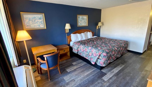 Deluxe Room, 1 King Bed, Non Smoking, Refrigerator & Microwave