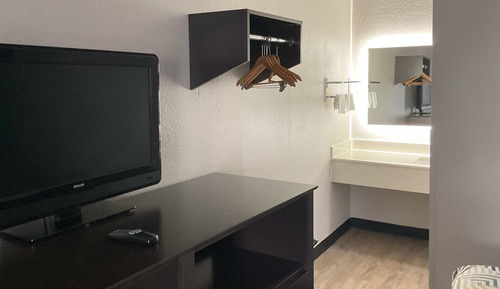 Standard Room, 1 Queen Bed, Non Smoking, Refrigerator & Microwave