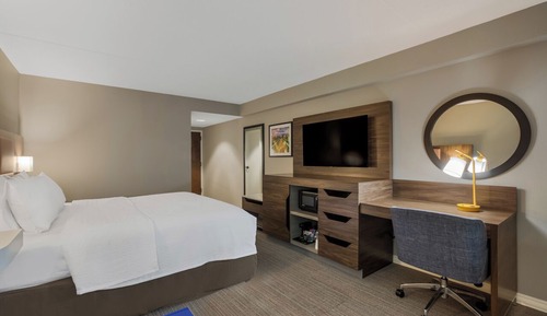 Room, 1 Queen Bed, Refrigerator & Microwave