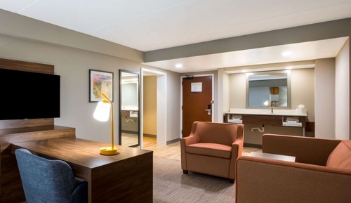 Suite, 1 King Bed, Refrigerator & Microwave (Wet bar)