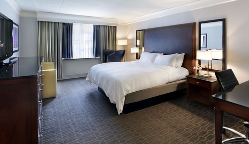 One King Bed, with Jetted Tub