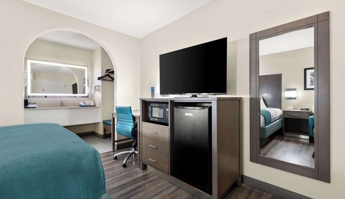 Standard Room, 1 Queen Bed, Non Smoking, Microwave