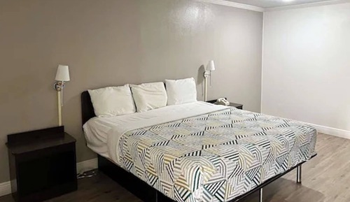 Standard Room, 1 King Bed, Accessible, Smoking