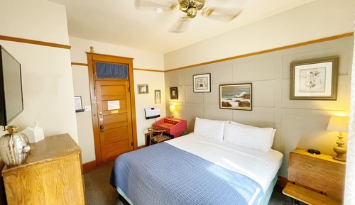 Basic Room, 1 Queen Bed