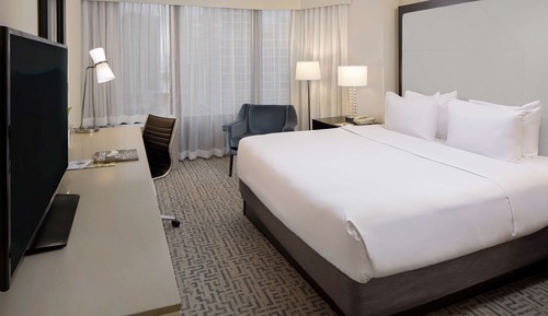 Room, 1 King Bed, Accessible, Corner (Bathtub)