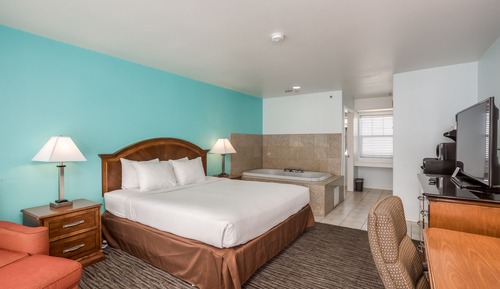 Room, 1 King Bed, Partial Ocean View