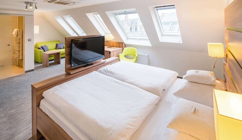 Deluxe Room, 1 King Bed (Converts to 2 Twin Beds;Larger Room)