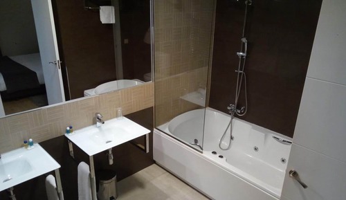 Suite, Jetted Tub