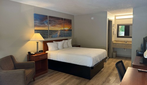 Standard Room, 1 Queen Bed, Refrigerator & Microwave