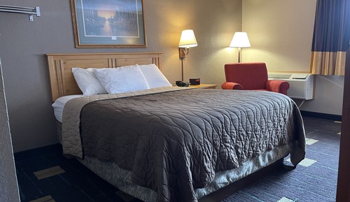1 Queen Bed, NO PETS, Non-Smoking