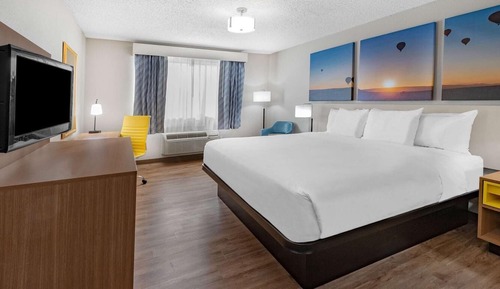Room, 1 King Bed, Non Smoking, Poolside (Ground Floor)